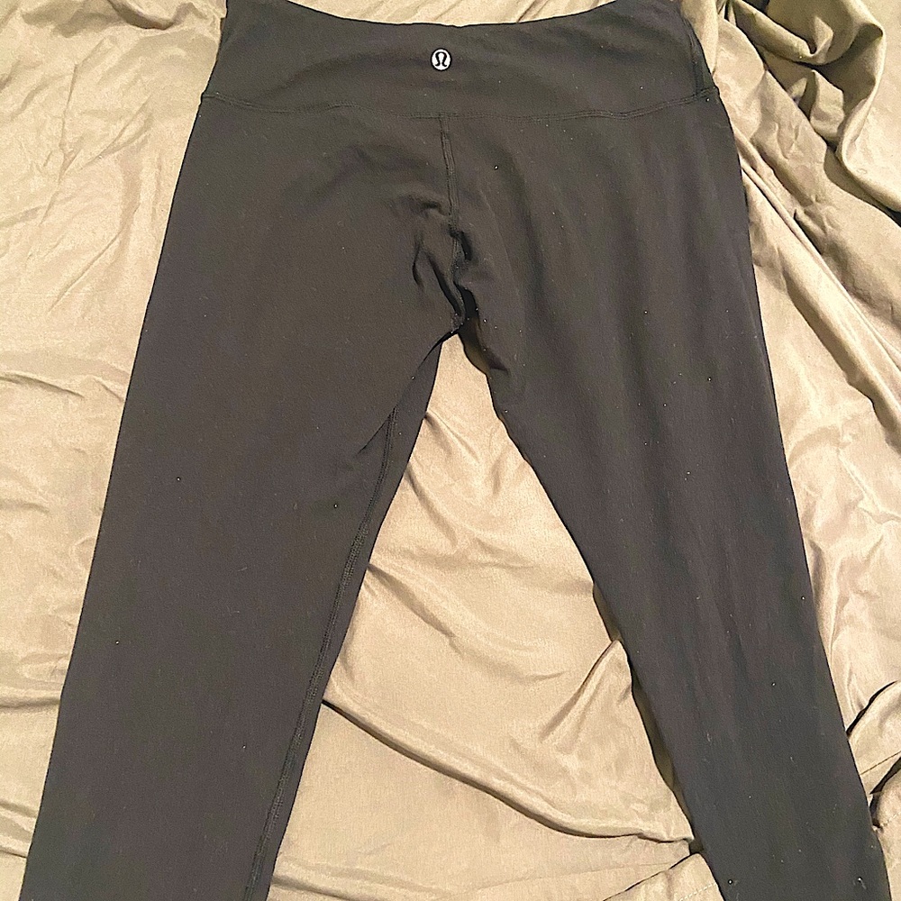 LULULEMON Black Capri leggings